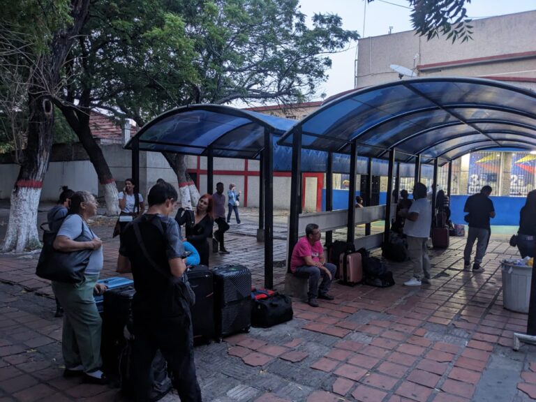 Larga espera por caída del sistema en taquillas de sellado en San Antonio