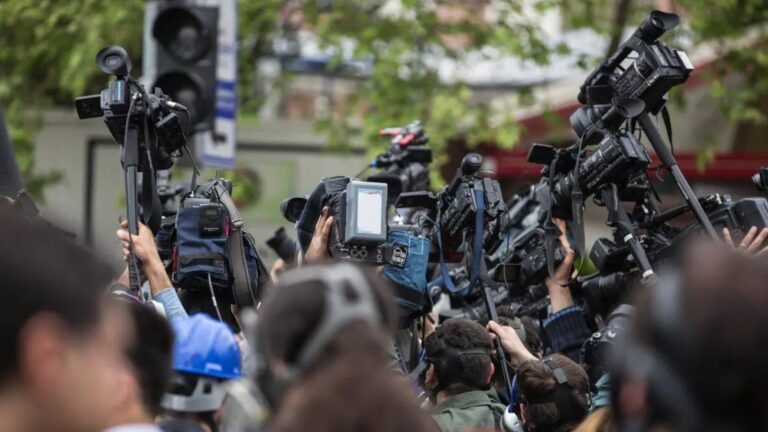 Once periodista permanecen detenidos