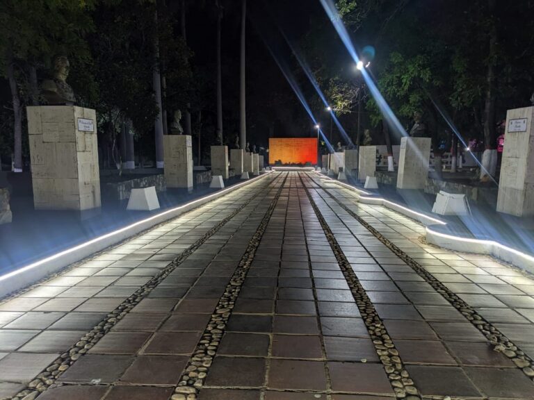 Iluminada plaza La Confraternidad