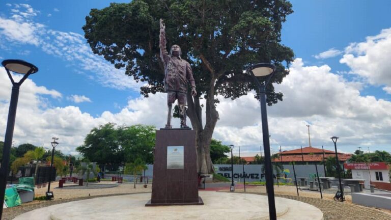 Carabobo | Violentada estatua de Hugo Chávez al sur de Valencia