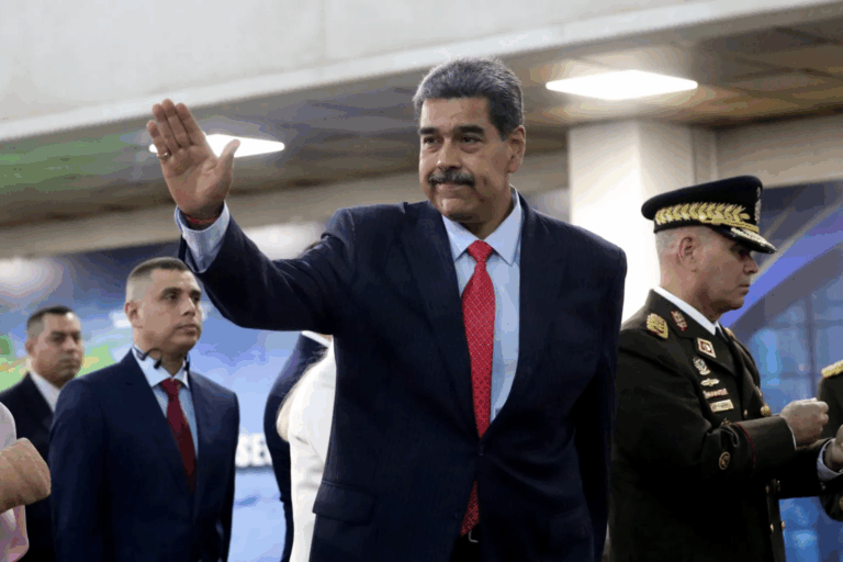 Maduro anuncia la creación de escuelas de turismo