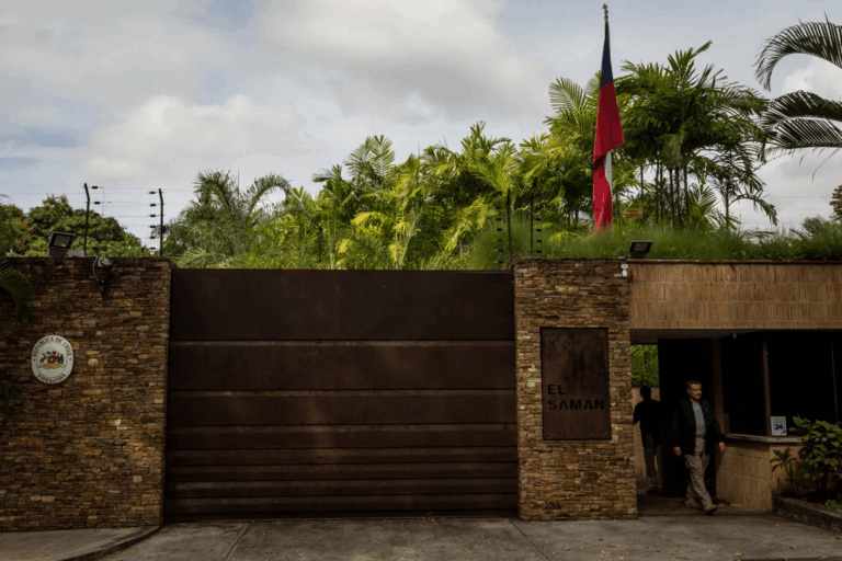 Llegan a Chile los primeros 20 diplomáticos expulsados por Venezuela