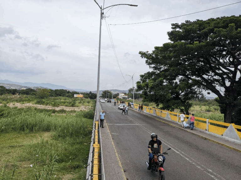 Despejado el puente Simón Bolívar