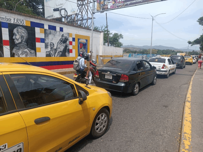 Más de 300 metros de cola binacional