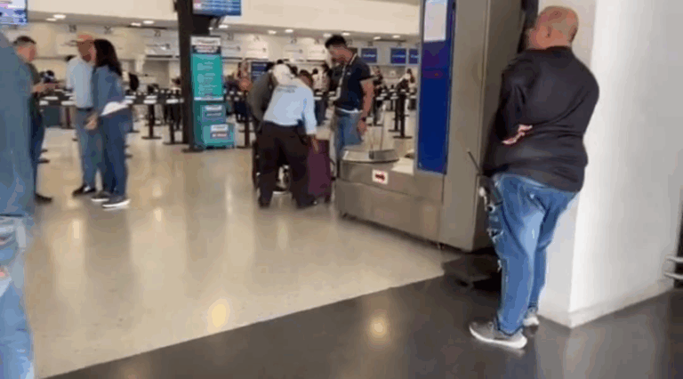 Venezolanos afectados por cancelación de vuelos en el Camilo Daza