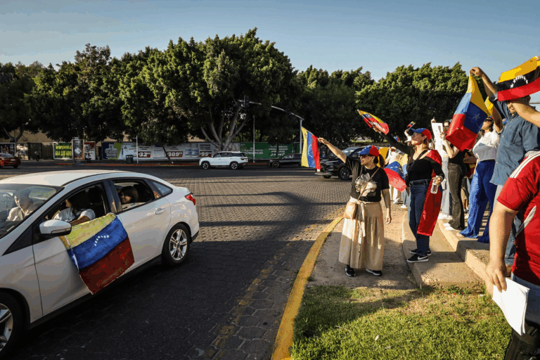 Venezolanos manifestan en Tijuana, México