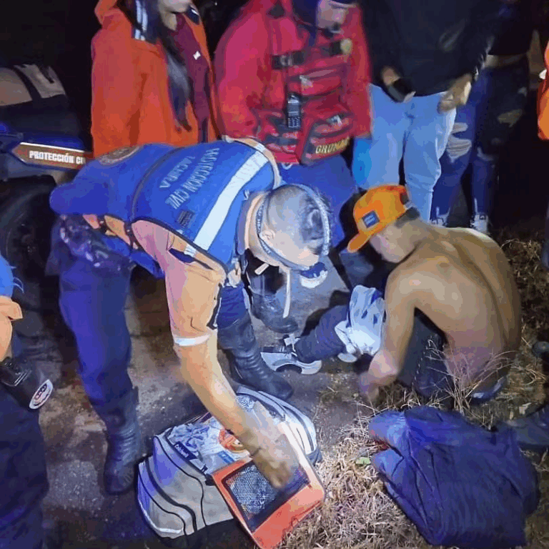 Joven en motocicleta cae a un barranco en Los Mirtos