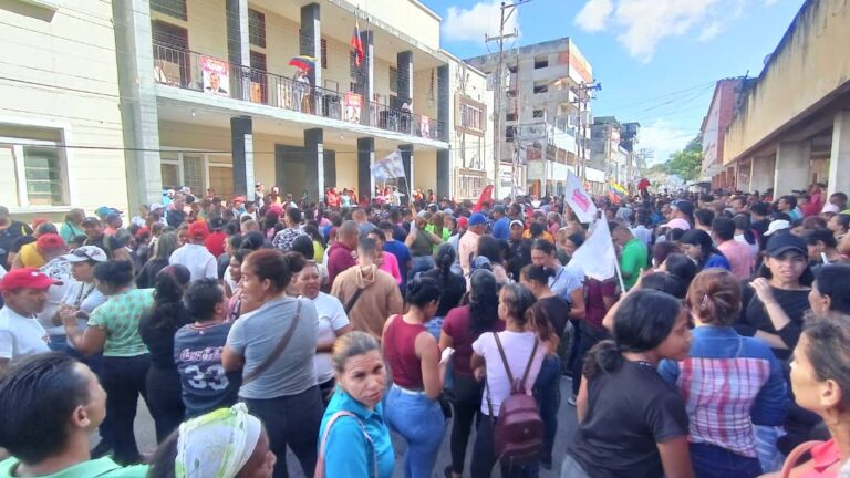 Sucre | Chavismo de Bermúdez se concentró en la alcaldía en apoyo a Maduro