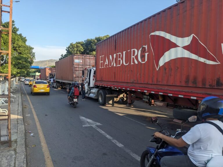 Paro de camioneros trastoca intercambio comercial binacional