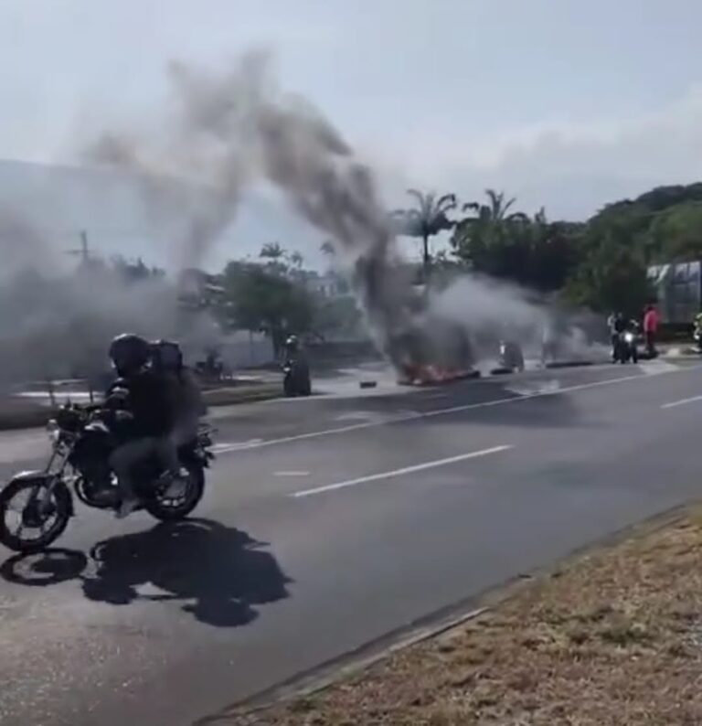 Bloqueo y quema de cauchos en la autopista La Parada – Cúcuta
