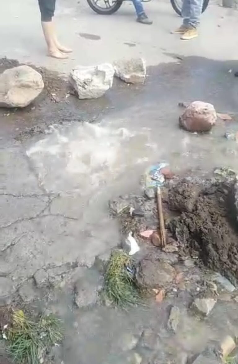 «Miles de litros de agua se pierden sobre el asfalto en Ureña»