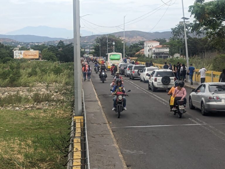 Más de 600 metros de cola binacional