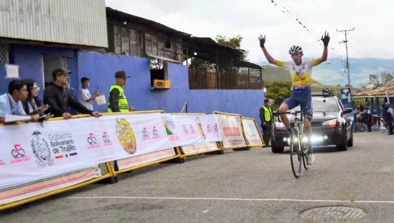 Ángel Rivas domina el páramo de La Laja