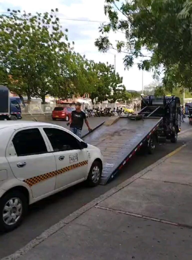 «Han recogido más de 20 carros»: intenso operativo de tránsito en La Parada