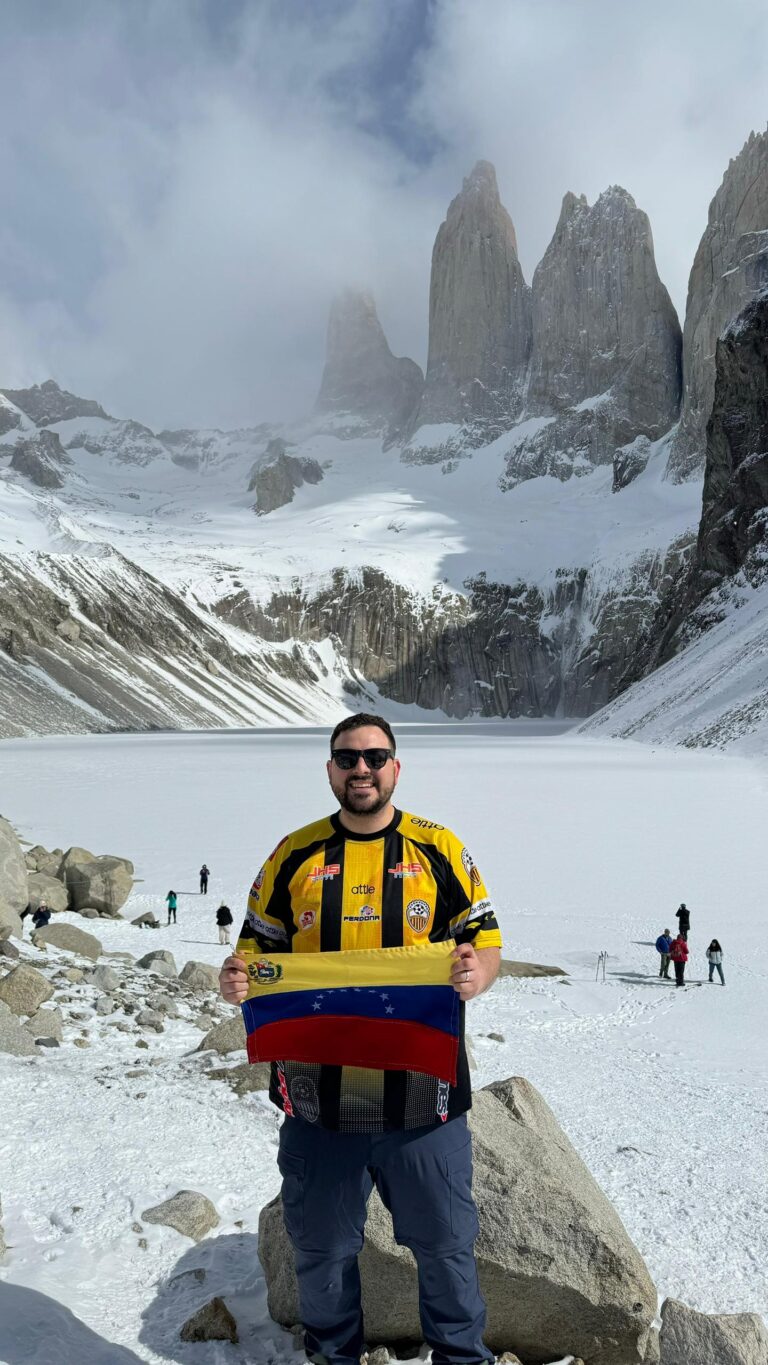Tachirense celebra en las Torres del Paine con la aurinegra