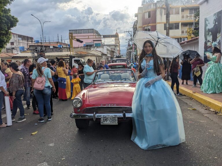 Desfile de antaño por los 300 años de San Antonio
