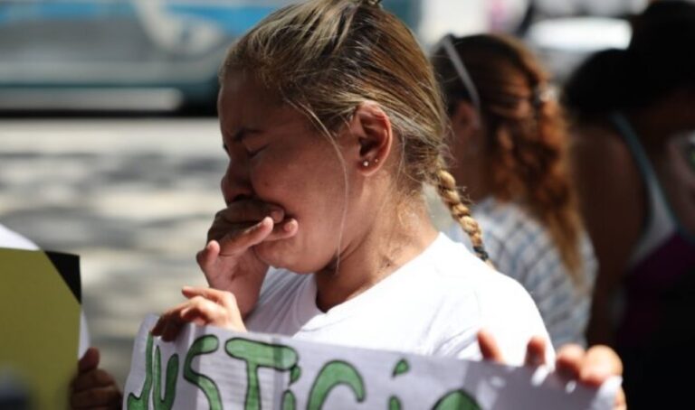 Familiares de 8 menores detenidos piden a la Fiscalía revisar sus casos