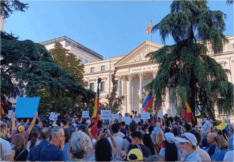 Venezolanos en Madrid se concentran frente al Congreso en apoyo a Edmundo González