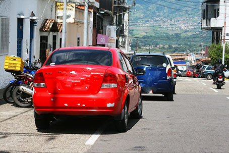 ¡Hasta dos carriles usan para estacionarse!