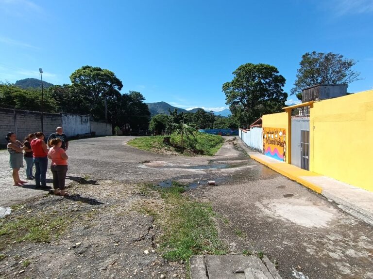 Aguas servidas bordean dos escuelas en la Unidad Vecinal