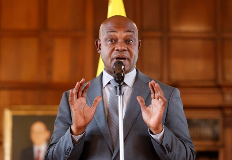 Colombia no tiene “moral para hablar” sobre Venezuela, dice Gil