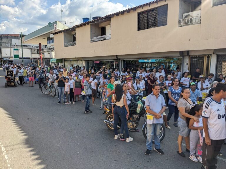 Feligreses a la espera del arribo del Santo Cristo de La Grita