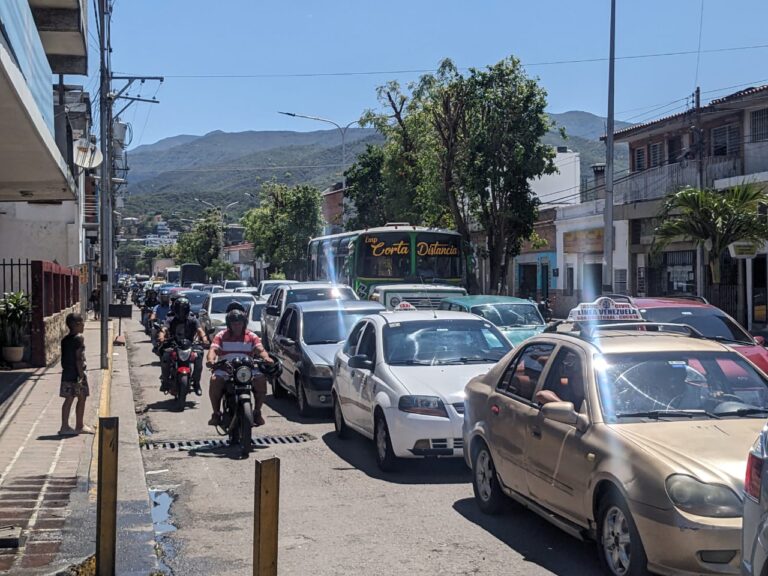 Kilométrica cola atraviesa el puente internacional Simón Bolívar