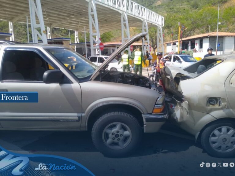 Tres lesionados por choque múltiple en el peaje de San Antonio