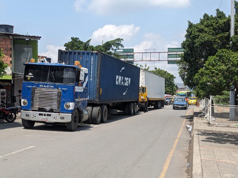 Casi 1.400 vehículos de carga pesada cruzaron la frontera en septiembre