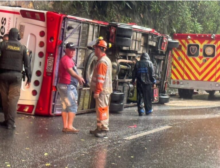 Una mujer fallecida y más de 20 lesionados al volcar buseta en la vía Cúcuta – Pamplona