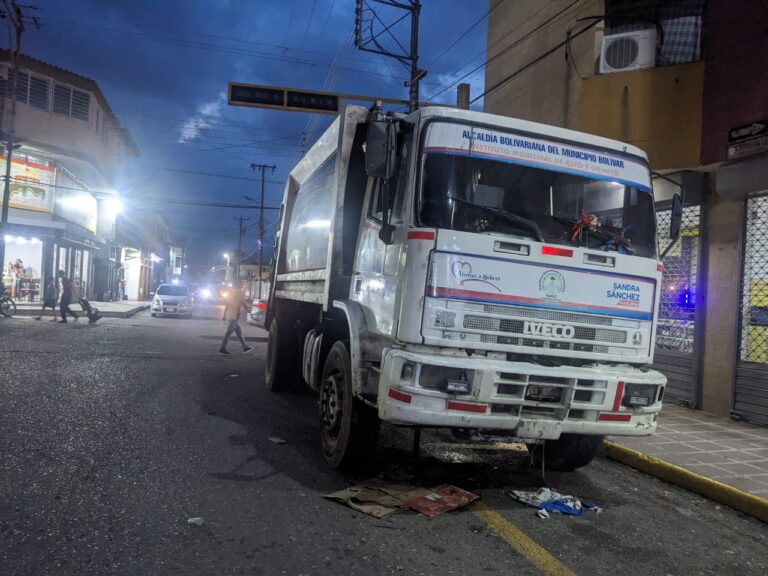 Camión cargado de basura lleva dos días varado en calle comercial de San Antonio