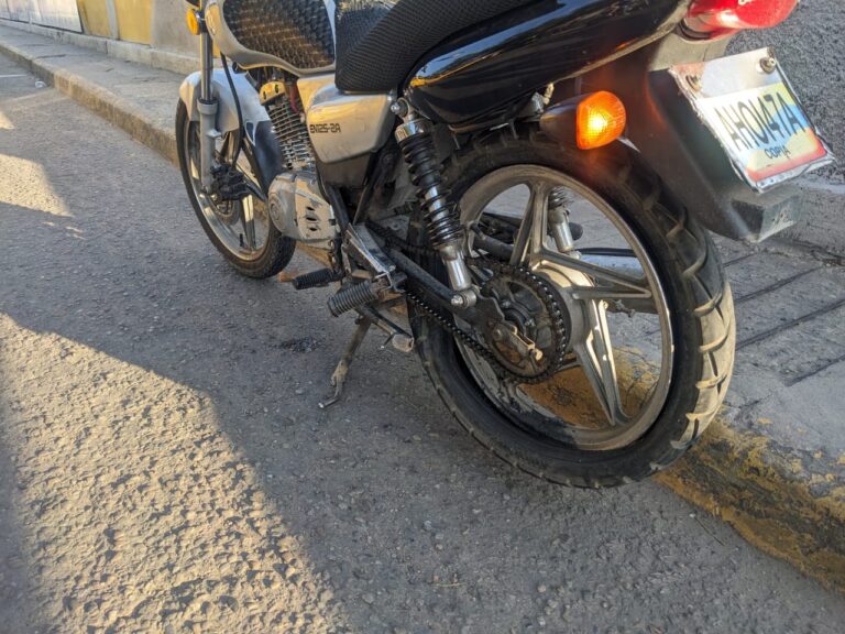 Caen al pavimento del puente Simón Bolívar al explotar el caucho de la motocicleta