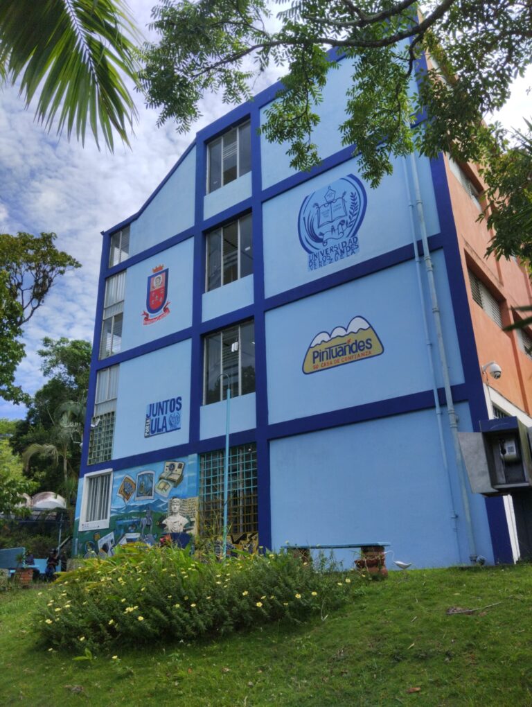 Alumnos de la ULA-Táchiratramitan solicitud de lentes