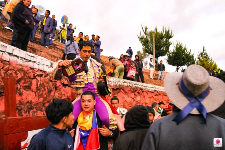 Manolo Muñóz cierra temporada cortando 2 orejas en Huaros, Perú