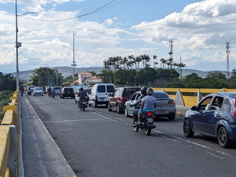 Tarde congestionada en el puente Simón Bolívar