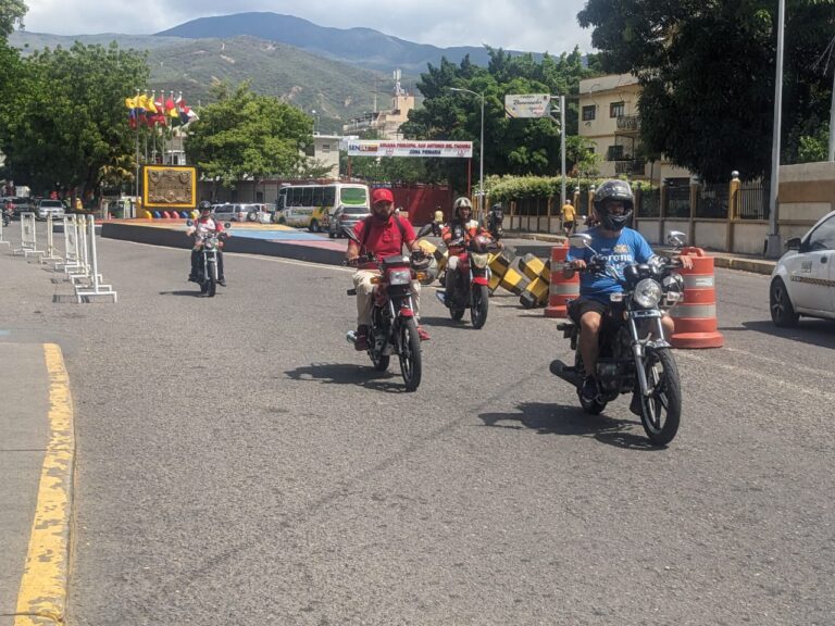 Motorizados lideran el tránsito por el puente Simón Bolívar