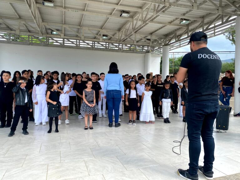 Ochenta voces se unieron en frontera bajo un «Eclipse total del amor»