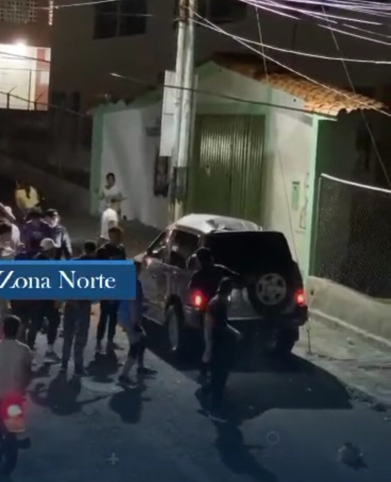 Vehiculo vuelca en el centro de Colón