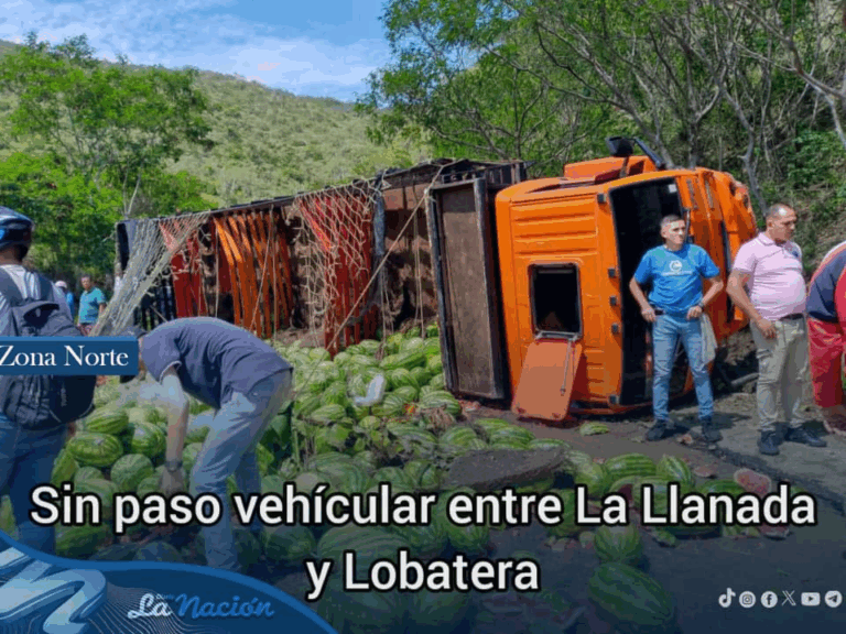 Vehículo de carga vuelca entre La Llanada y Lobatera