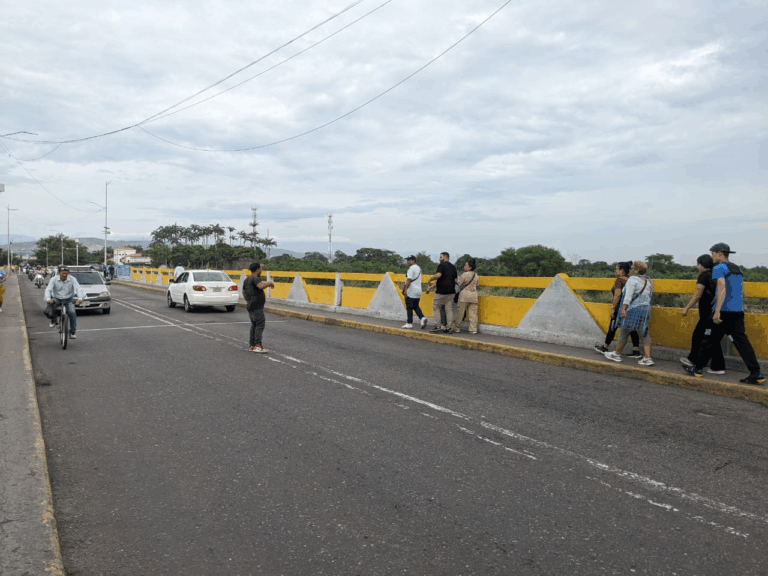 A media máquina el puente Simón Bolívar por jornada sin carro en Cúcuta