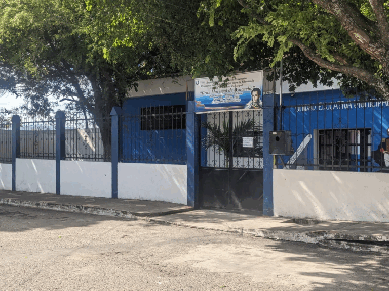 Piden considerar reubicación de escuela por su cercanía a una trocha