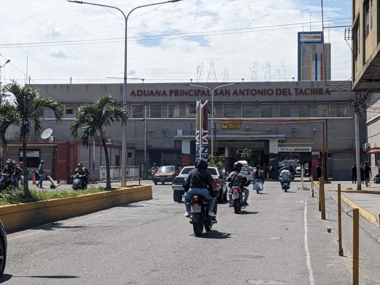 Más de 15 mil vehículos cruzan a diario hacia Colombia por el Simón Bolívar