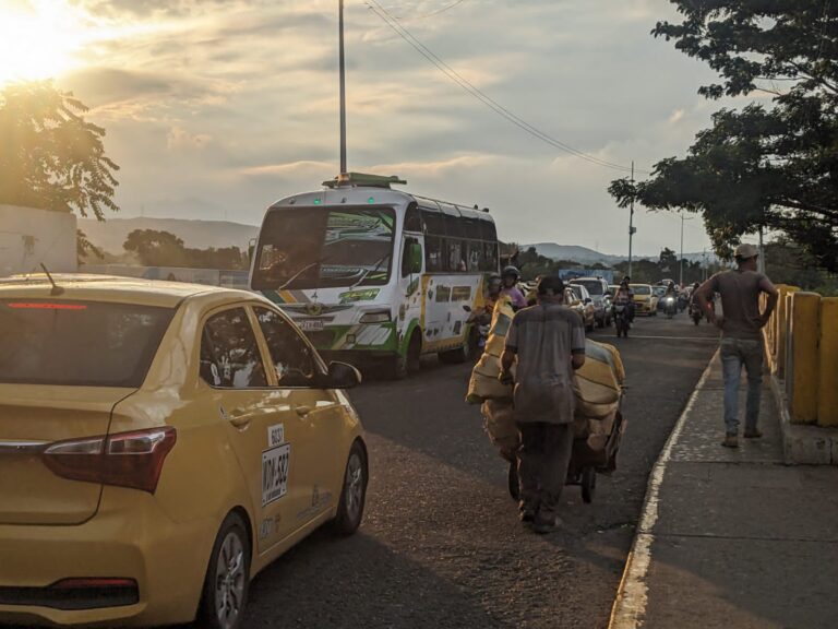 Lento retorno a Venezuela por el paso binacional