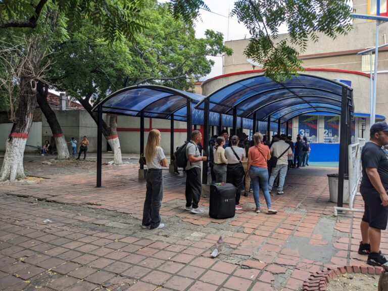 «Llevo dos horas en cola»: dilación en el punto de sellado de San Antonio