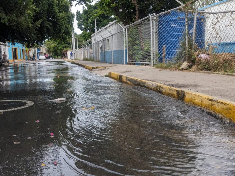 «Riachuelo» en la calle del CDI de San Antonio por bote de aguas blancas