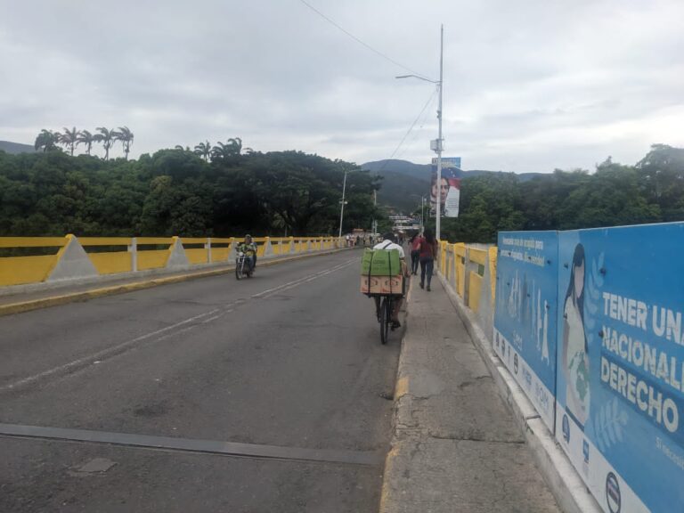 Desolado el puente Simón Bolívar