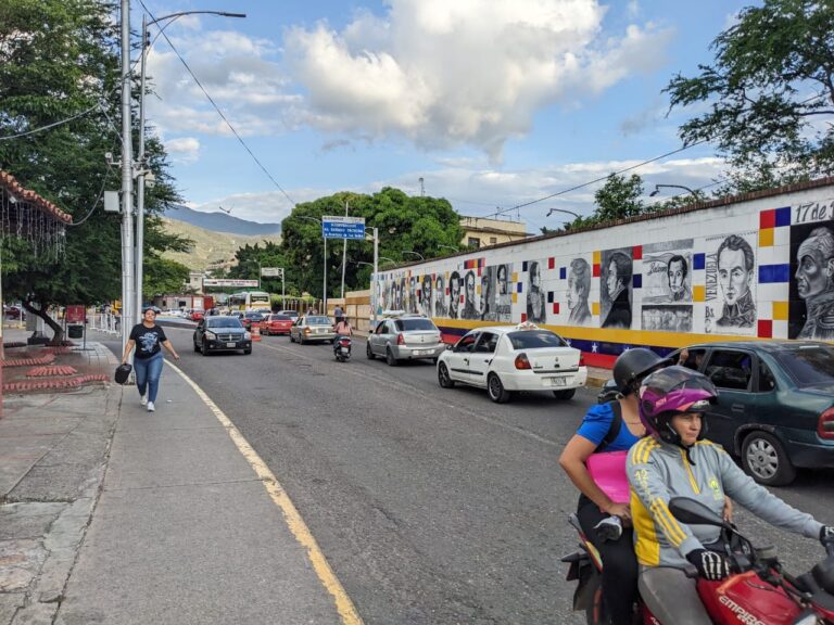 Retorno congestionado por el puente Simón Bolívar