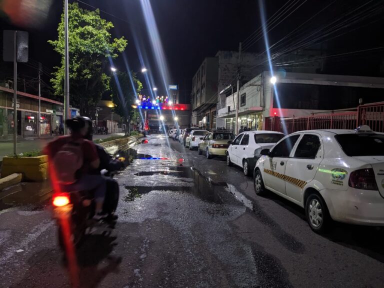 En fila para ser los primeros en cruzar frontera
