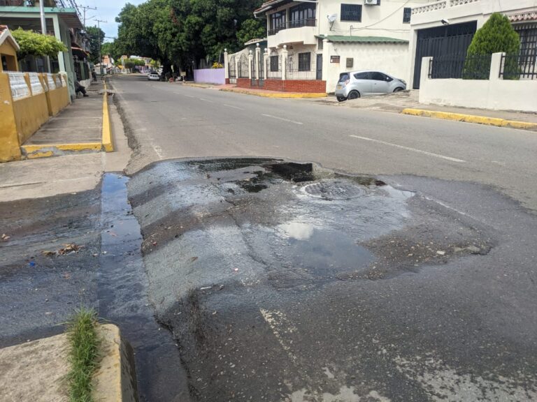 Bote de aguas servidas en vía principal de El Palotal