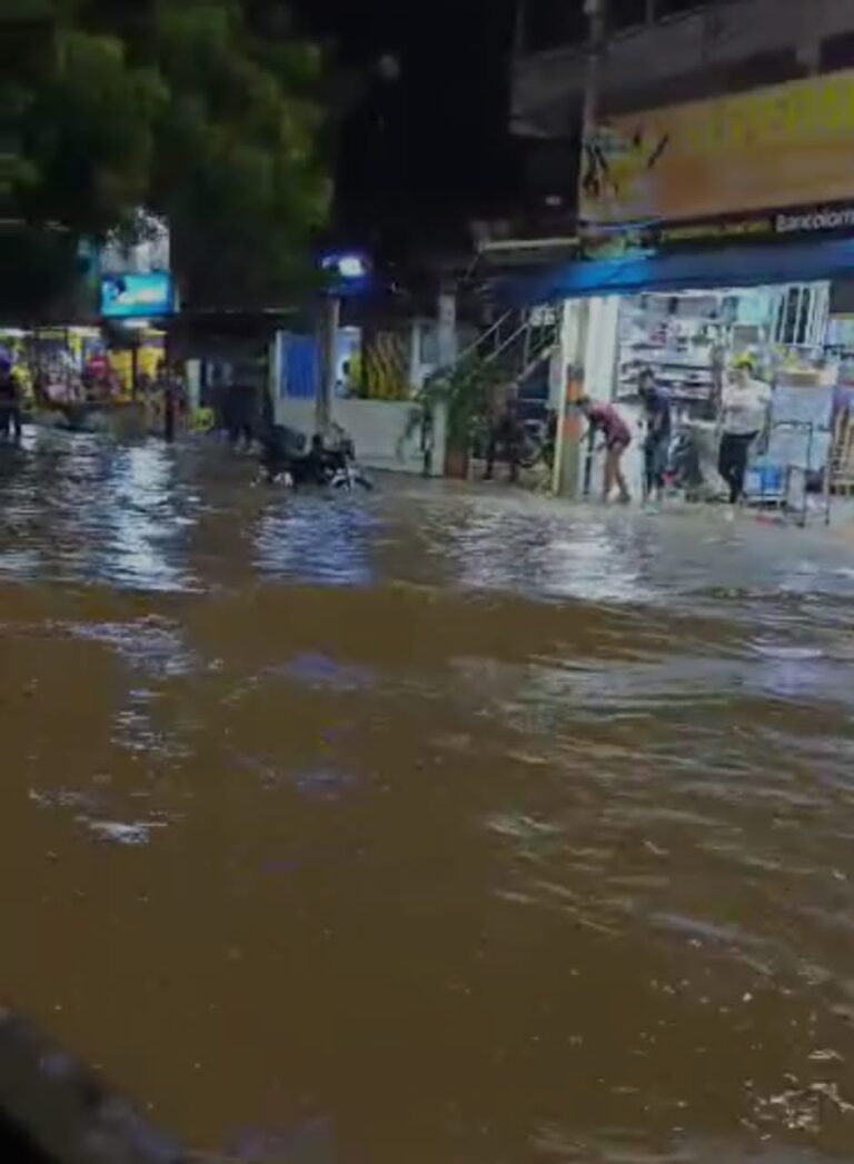 Calles y comercios anegados en El Escobal por las lluvias